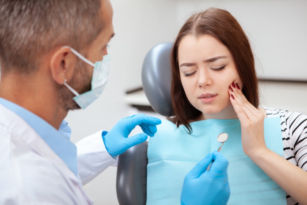 girl going to an emergency dentist